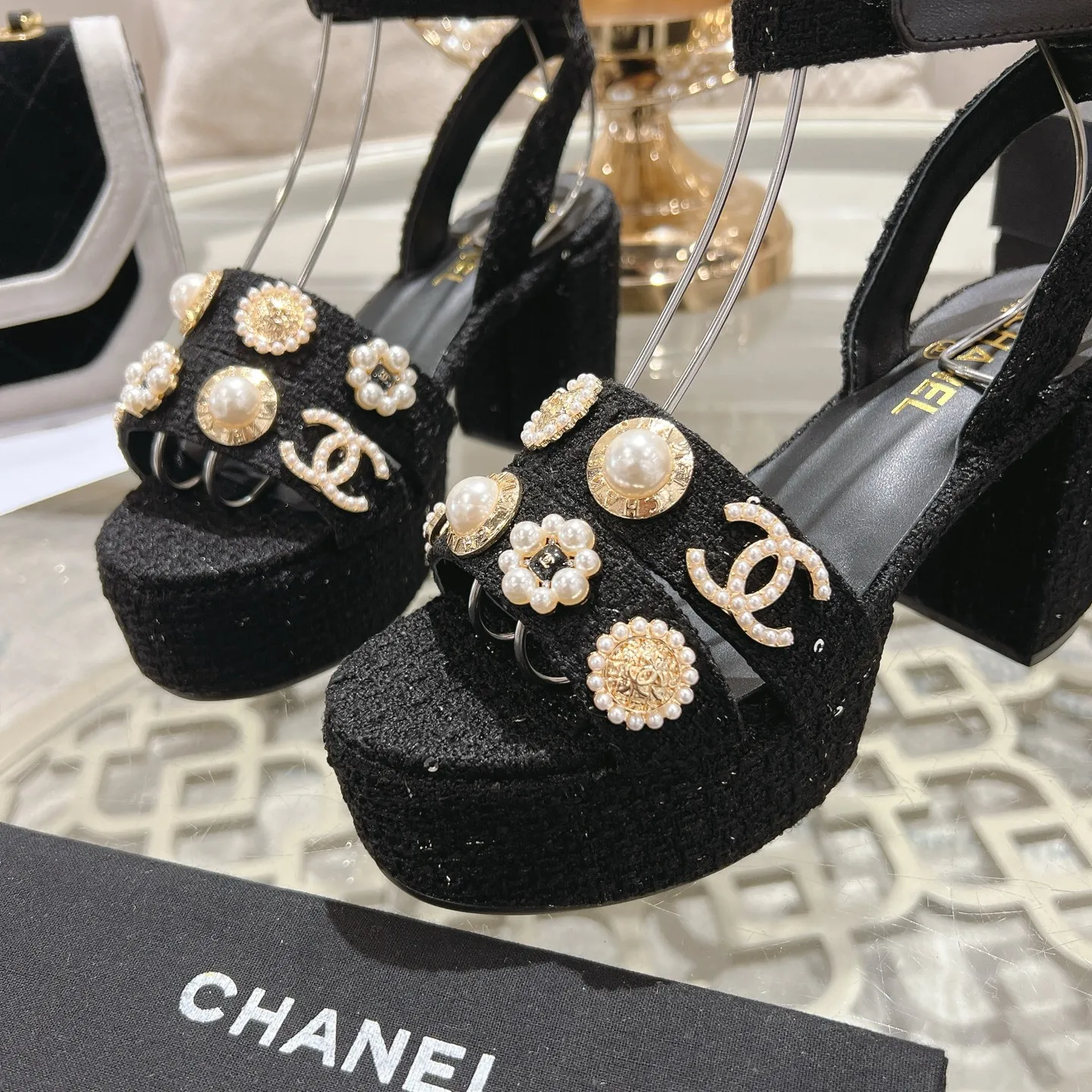 👟👟Ex-factory price 580👟👟 𝐂𝐇𝐀𝐍𝐄𝐋 | Xiaoxiang 25𝐬𝐬Spring and summer new products Counter classic catwalk models New series of high-heeled and waterproof platform sandals〰 A must-have in the fashion circle, the combination will interpret the meticulous, minimalist and classic elements that will never fade away It shows a unique dressing style that is too beautiful to say. A must-have for summer... Upper: Highly customized original specific fabrics. Lining: imported sheepskin lining. Outsole: original molded non-slip outsole. Heel height: 12cm. Waterproof platform: 2.5cm. Size: 35-39 (40.41.42 customization is not returnable)